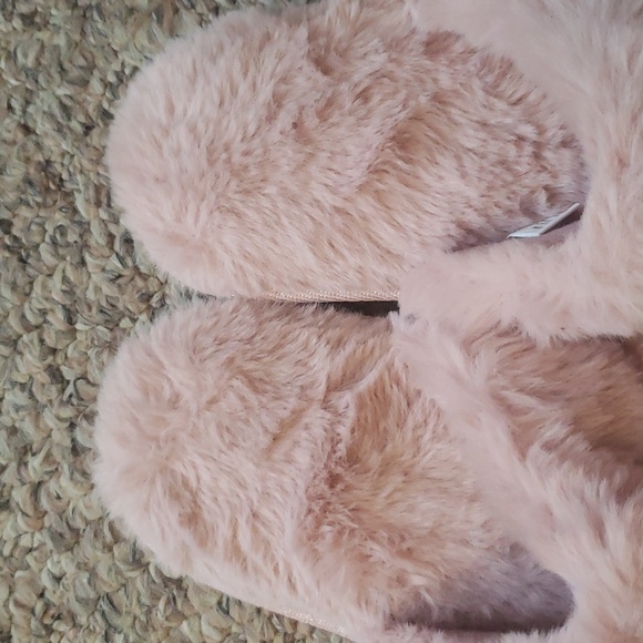 Anna & Ava Pale Mauve Quilted Faux Fur Slippers. Size, Medium 7-8 - Picture 6 of 6